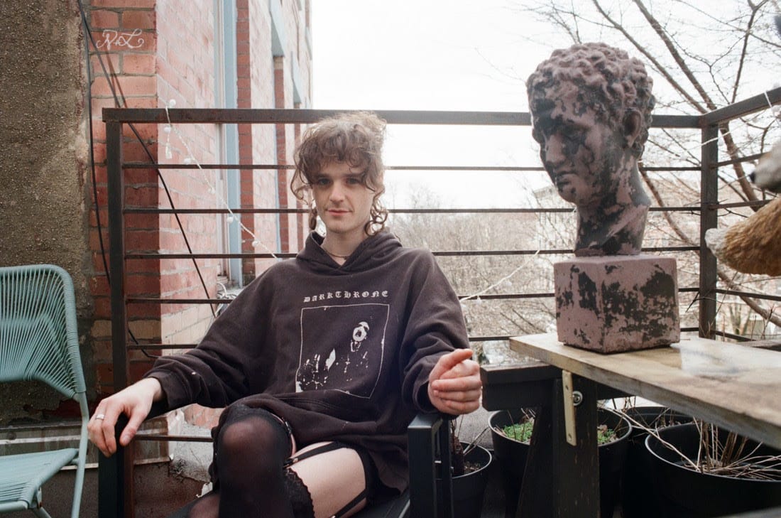 Asher White announces signing to Joyful Noise with new single "Kratom Headache Girls Night"