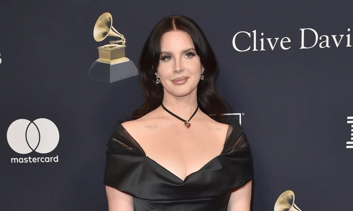 Lana Del Rey criticized by fans for lackluster gig