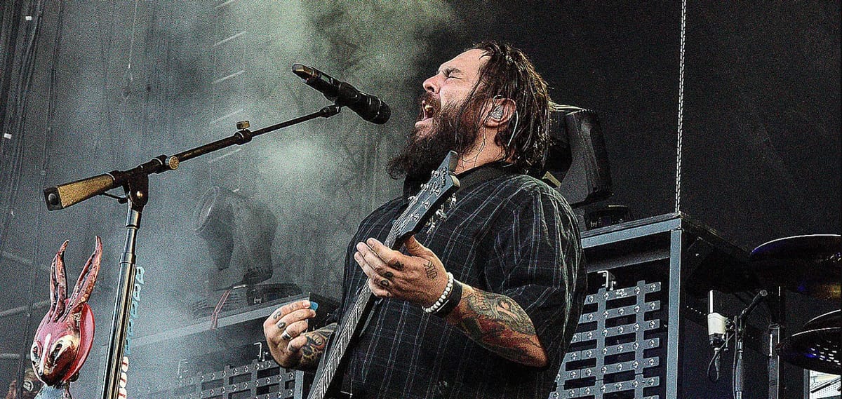 Watch: Seether frontman tells off security for kicking his 7-year-old daughter off stage: "I hope your dick is super fucking huge bro!”