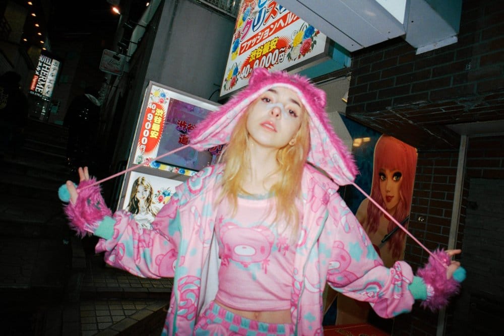 Sophie Powers releases new single and video “head empty no thoughts”