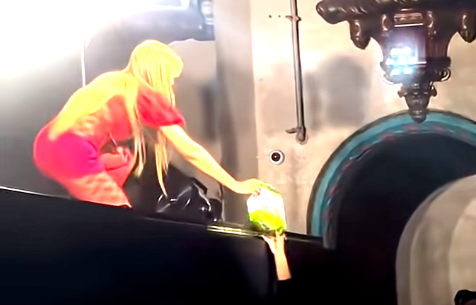 PinkPantheress is given a rotisserie chicken onstage