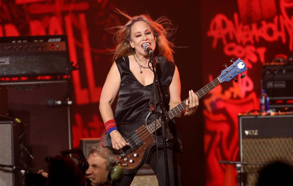 Jennifer Finch of L7 has died