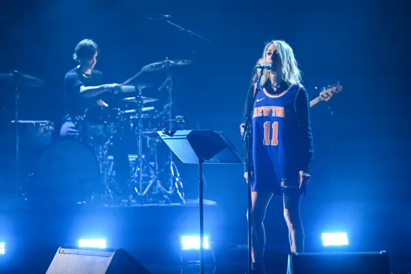 Kim Gordon pays tribute to the Knicks on Fallon